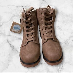 NWT APRES by Lamo Women's Tan Winter Boots 1.5” Heel